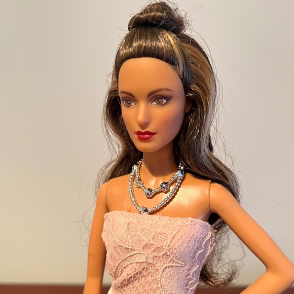 Barbie Doll 2017 Holiday Barbie, brunette - Picture 4 of 6